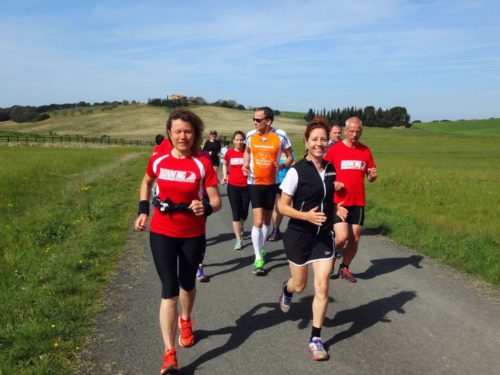 RUNNING Company Toskana Laufferien: glückliche Läufer und grüne Hügel