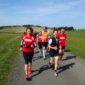 RUNNING Company Toskana Laufferien: glückliche Läufer und grüne Hügel
