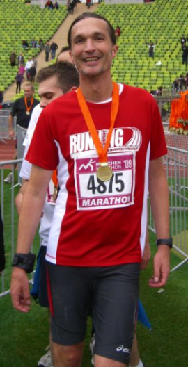 Marathonläufer mit Medaille im Olympiastadion