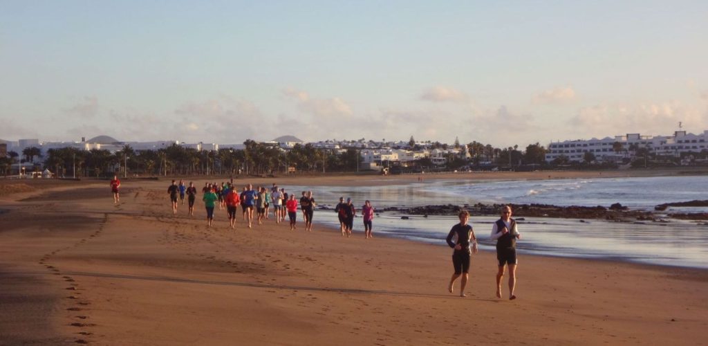 Strandlauf am Morgen am Strand von Puerto del Carmen