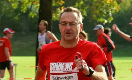 Andreas Seliger holt den Sieg beim Halbmarathon in Oepfingen