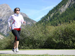 Läuferin vor Berg