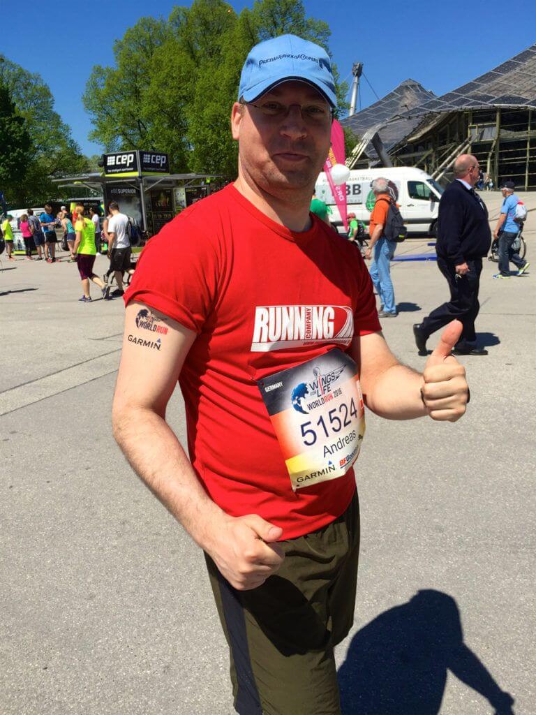 Motivierter RUNNING Company Läufer vor dem Start des Wings for Life World Run im Olympiapark in München