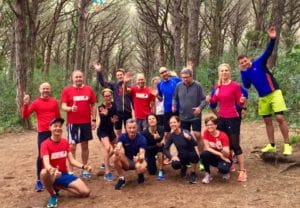 Läufergruppe im Pinienwald