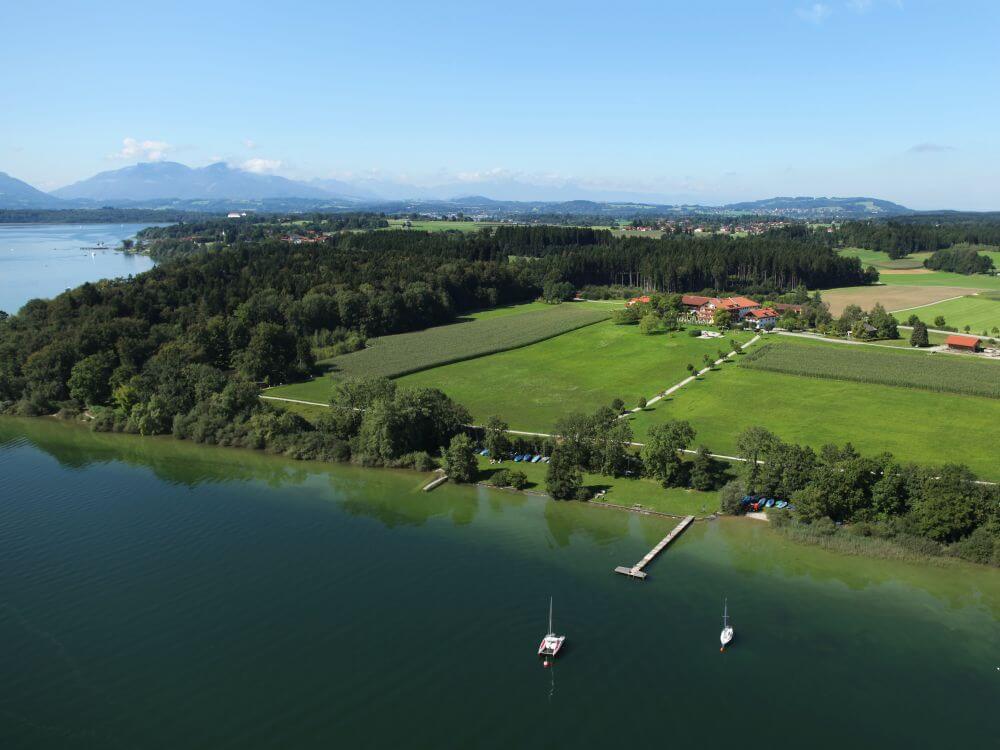 Blick über den Chiemsee und die Berge