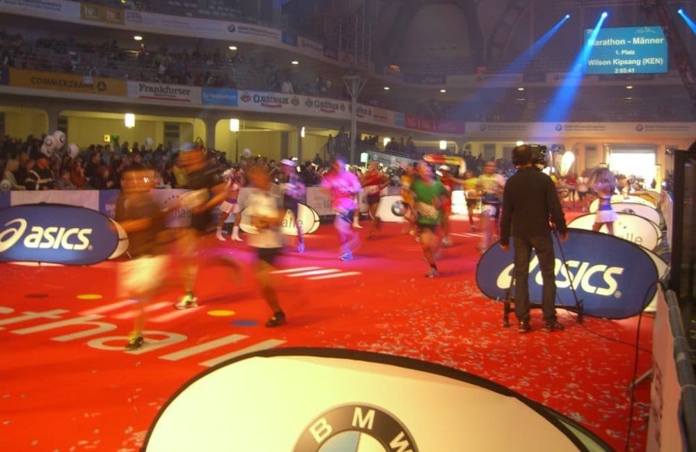 Marathon Zieleinlauf in der Frankfurter Festhalle