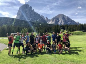 Laufgruppe vor dem Langkofel auf der Seiser Alm in Italien