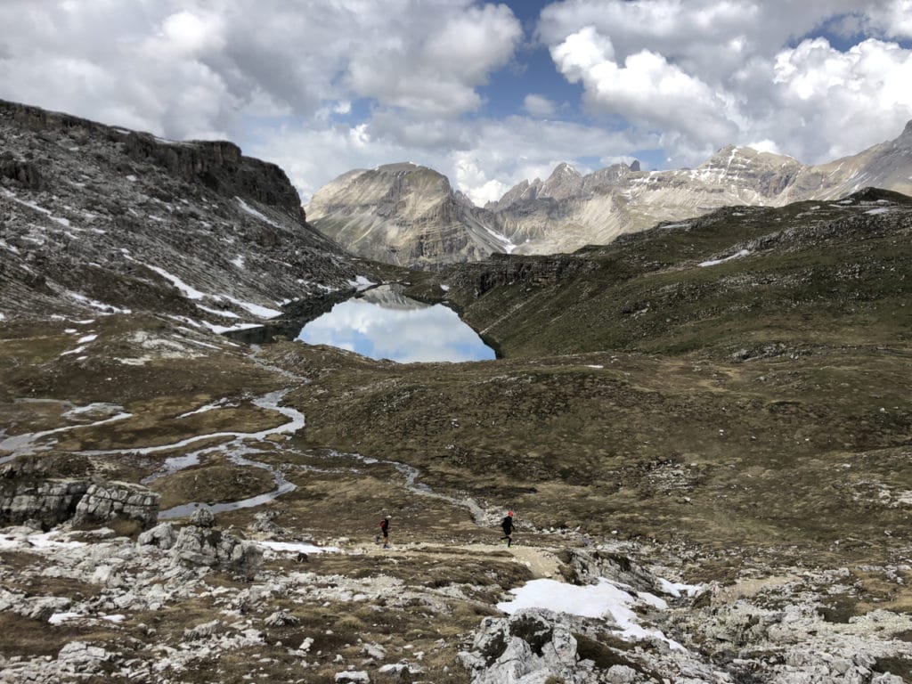 Bergsee und Läufer