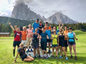 RUNNING Company Laufgruppe vor dem Langkofel in Südtirol