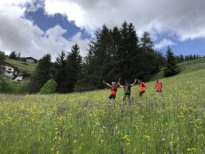 Durch die Blumenwiese laufen