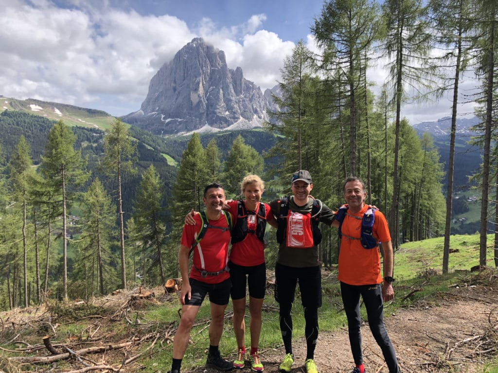 Läufer vor dem Langkofel-Massiv auf der Seiser Alm