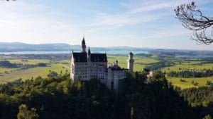 Schloss Neuschwanstein und Blick zum Forggensee