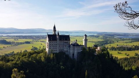 Schloss Neuschwanstein und Blick zum Forggensee