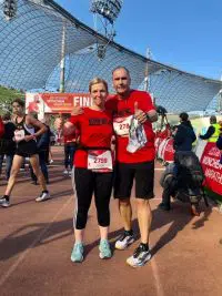 RUNNING Company_Klaus und Christine im Ziel beim München Marathon