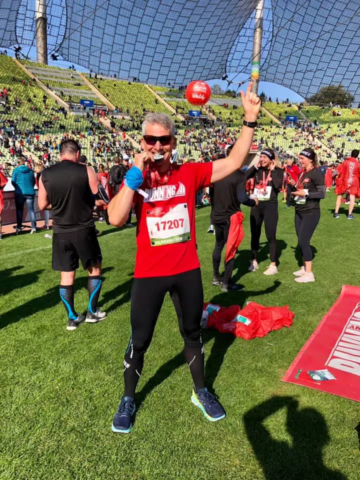 RUNNING Company_Helmut stolz im Ziel München Marathon