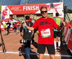 Klaus Althoff im Ziel vom Generali München Marathon