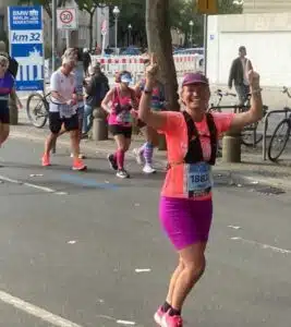 Heidi Guttzeit strahlt bei ihrem ersten Marathon