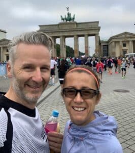 Zwei Läufer vor dem Brandenburger Tor beim Berlin Marathon