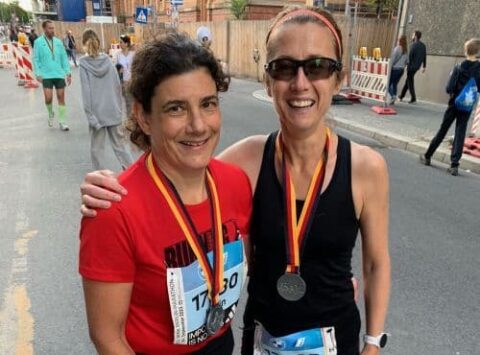 Zwei Läuferinnen mit Finisher-Medaille