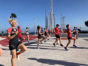 Lauftraining mit Lauf-ABC bei blauem Himmel, im Hintergrund das Meer